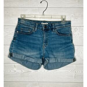 H & M medium wash denim shorts midrise Size 6